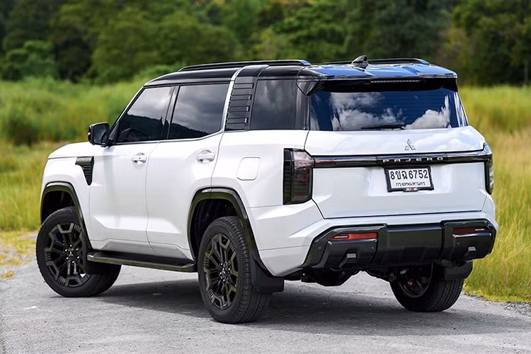 Mitsubishi Pajero mang đến các tùy chọn màu sắc ngoại thất đa dạng bao gồm Trắng Diamond, Xám Graphite, Bạc Blade, Đen Diamond, Xanh Phantom và Đồng Armour. Các phiên bản cao cấp được phối hai tông màu thời trang với phần mái sơn đen ấn tượng.