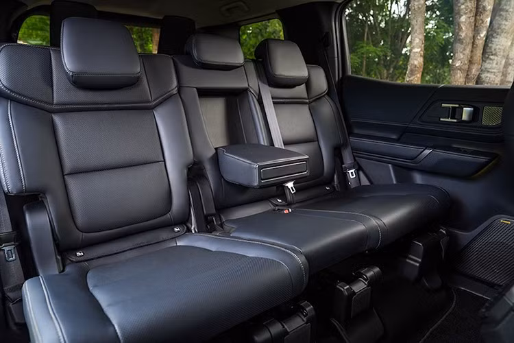 Về trang bị, phiên bản tiêu chuẩn Pajero GLS 2.4 8AT 4×2 được trang bị hệ thống treo trước tay đòn kép, treo sau 5 liên kết, phanh đĩa trước sau, trợ lực lái điện EPS và mâm hợp kim 18 inch. Ngoại thất sở hữu đèn chiếu sáng LED Projector tự động bật/tắt và điều chỉnh pha/cốt, đèn hậu LED, cửa hậu đóng mở điện tích hợp đá cốp rảnh tay và kính cách âm.