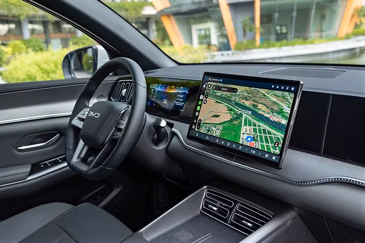 Mẫu SUV này còn được giới thiệu với gói hỗ trợ lái nâng cao ADAS gồm 20 tính năng an toàn chủ động, trong đó có kiểm soát hành trình thích ứng (ACC), hỗ trợ giữ làn đường, phanh khẩn cấp tự động (AEB), cảnh báo điểm mù và cảnh báo mở cửa.