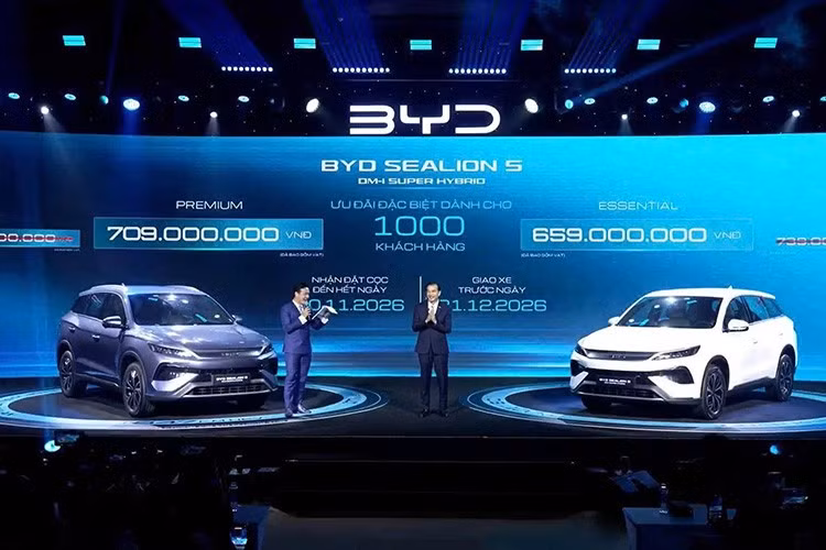 BYD Việt Nam vừa chính thức ra mắt Sealion 5 DM-i, bổ sung thêm lựa chọn xe hybrid sạc ngoài (PHEV) trong phân khúc SUV cỡ C. Mẫu xe mới được phân phối với hai phiên bản Essential và Premium, có giá niêm yết lần lượt 739 triệu và 789 triệu đồng.