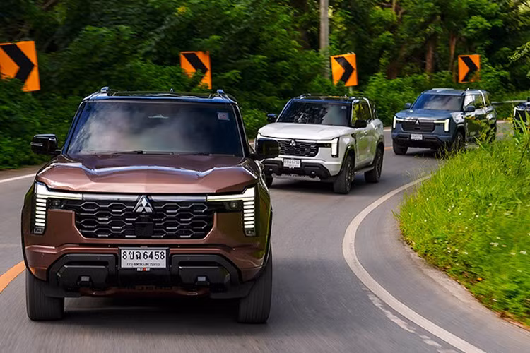 Mitsubishi Thái Lan chính thức công bố giá bán cho All NEW Mitsubishi Pajero thế hệ mới với 3 phiên bản GLS 2.4 8AT 4×2 giá 1.499.000 Baht (1,155 tỷ đồng), GRS 2.4 8AT 4×2 giá 1.699.000 Baht (1,3 tỷ đồng) và Super Exceed 2.4 8AT 4×4 giá 1.999.000 baht (1,54 tỷ đồng).