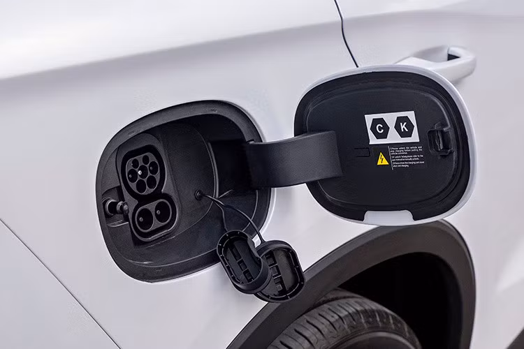 Tổng công suất của hệ truyền động đạt 214 mã lực, cho phép xe tăng tốc từ 0–100 km/h trong 8,5 giây. Về mức tiêu thụ nhiên liệu, hãng công bố Sealion 5 DM-i chỉ tiêu thụ 0,8 lít/100 km khi pin đầy và 3,7 lít/100 km khi pin cạn, theo chu trình thử nghiệm NEDC.