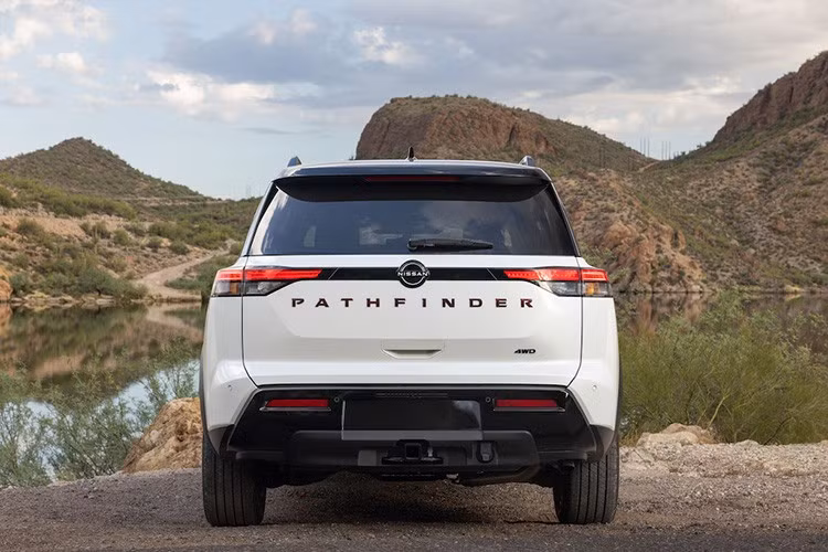 Ở ngoại thất, điểm duy nhất mang dấu ấn kỷ niệm trên Pathfinder 2027 bản đặc biệt là logo ở cột C. Bổ sung cho phiên bản này là bộ mâm đen 20 inch, cửa sổ trời toàn cảnh, hàng ghế thứ hai dạng thương gia, hệ thống âm thanh Bose 12 loa...