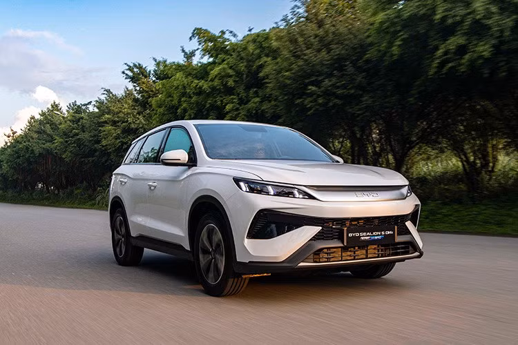 Tại thị trường Việt Nam, BYD Sealion 5 DM-i 2026 mới sẽ có chính sách bảo hành 6 năm hoặc 150.000 km, tùy điều kiện đến trước. Riêng pin, mô-tơ điện và bộ điều khiển mô-tơ điện được bảo hành 8 năm hoặc 160.000 km.