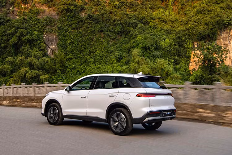 Khi đổ đầy nhiên liệu và sạc đầy pin, xe có tổng phạm vi hoạt động trên 1.200 km. Riêng khả năng di chuyển thuần điện đạt hơn 110 km theo chuẩn NEDC. Phiên bản Premium hỗ trợ sạc nhanh DC công suất 18 kW, cho phép sạc pin từ 30% lên 80% trong khoảng 35 phút.