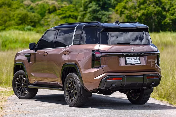 Pajero sở hữu kích thước tổng thể chiều dài 4.920mm, chiều rộng 1.925mm và chiều cao từ 1.900mm đến 1.910mm tùy phiên bản. Chiều dài cơ sở đạt 2.870mm, bán kính vòng quay tối thiểu 5.8m và trọng lượng bản thân 2.460kg. Khoảng sáng gầm xe đạt 219mm ở bản tiêu chuẩn và tăng lên 228mm ở các phiên bản cao cấp.