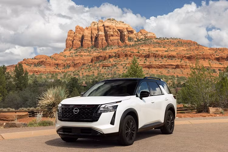 Kỷ niệm 40 năm ra đời dòng xe Pathfinder, Nissan chính thức ra mắt phiên bản đặc biệt 2027 nhằm tôn vinh di sản lâu đời của dòng SUV này. Mặc dù vậy, các thay đổi của mẫu xe so với bản thường không có sự đột phá vì Nissan đang có các kế hoạch lớn hơn cho thế hệ mới của Pathfinder.