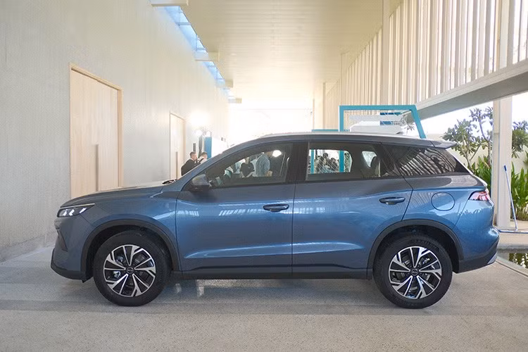 Về ngoại hình, BYD Sealion 5 DM-i 2026 áp dụng ngôn ngữ thiết kế Dragon Face, với cụm đèn trước thanh mảnh kết hợp dải trang trí mạ chrome. Thân xe có các đường gân kéo dài, mâm hợp kim 18 inch và cụm đèn hậu LED nối liền hai bên. Xe có bốn lựa chọn màu ngoại thất gồm trắng Arctic White, đen Cosmo Black, xanh xám Atlantis Grey và xám Ceramic Grey.