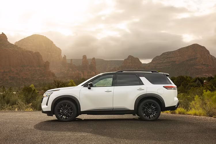 Dựa trên thế hệ thứ 5 ra mắt từ năm 2022, Nissan Pathfinder 40th Anniversary có các dấu ấn hoài cổ tập trung chủ yếu ở không gian nội thất với tông màu kép đen và đỏ đô. Cách phối màu này lấy cảm hứng trực tiếp từ chất liệu bọc nỉ đỏ của thế hệ đầu tiên sản xuất năm 1987.