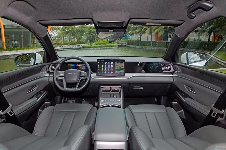 Trên phiên bản Premium, BYD bổ sung kính cách âm hai lớp, hệ thống âm thanh 8 loa, ghế lái chỉnh điện và ghế phụ chỉnh điện tích hợp thông gió ba cấp độ. Theo công bố của BYD, Sealion 5 DM-i sử dụng kết cấu thân xe với 73% thép cường độ cao, kết hợp bộ pin Blade Battery và 6 túi khí tiêu chuẩn.