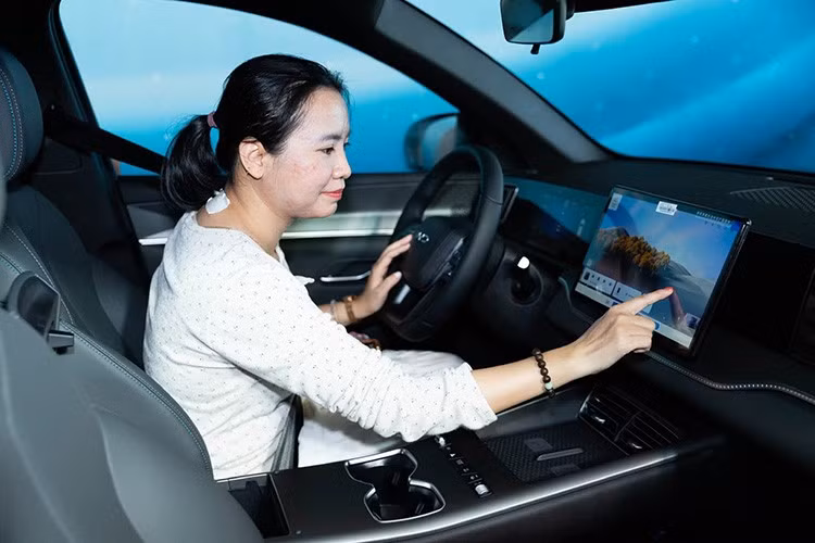 Khoang nội thất sử dụng tông màu xám kết hợp các đường chỉ khâu màu xanh. Xe được trang bị hệ thống lọc bụi mịn PM2.5, sạc điện thoại không dây 15 W, chìa khóa thông minh NFC và tính năng cấp nguồn điện cho thiết bị bên ngoài V2L công suất 3,3 kW.