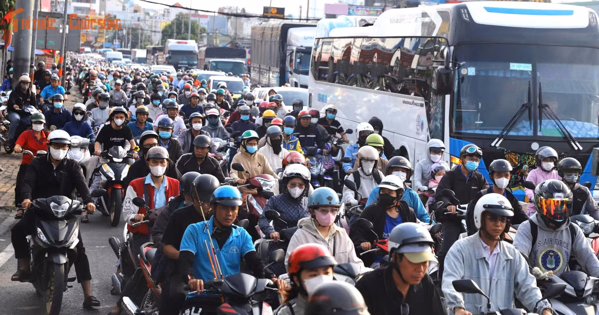 Trên đường Phạm Văn Đồng cũng không tránh khỏi cảnh quá tải. Tại các nút giao, hàng nghìn phương tiện xếp hàng dài để di chuyển theo hướng vào trung tâm thành phố.