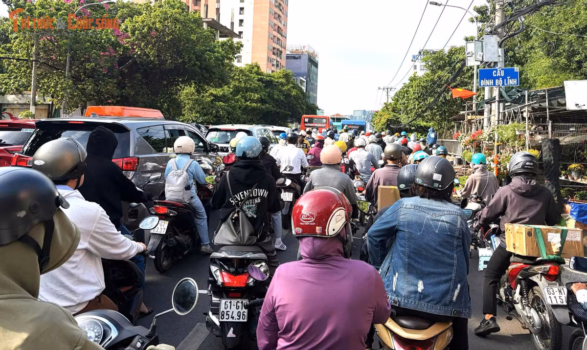 Phương tiện di chuyển trong tình trạng nhích từng chút một trên đường.