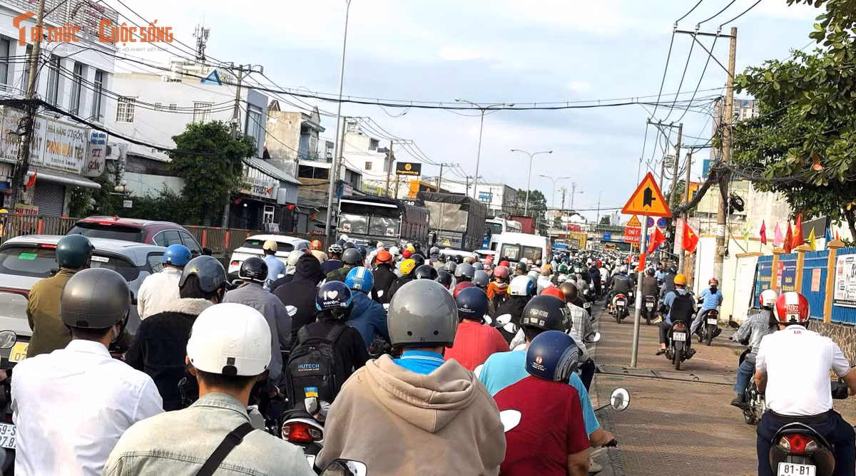 Đến hơn 9h, giao thông trên đường mới hạ nhiệt, người dân di chuyển thuận lợi hơn.