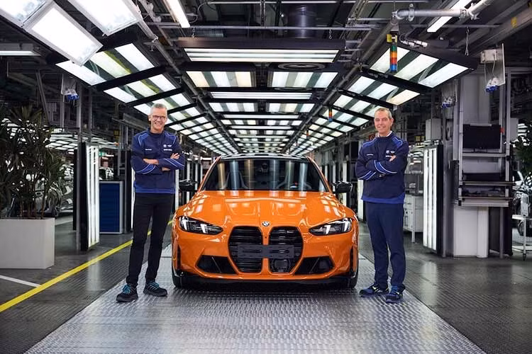 Chiếc BMW M3 mã G80 mang màu sơn cam Fire Orange III lăn bánh khỏi dây chuyền lắp ráp tại nhà máy chính ở Munich, Đức đánh dấu cột mốc 1 triệu xe M được sản xuất. Tại buổi lễ kỷ niệm, Giám đốc nhà máy - Peter Weber đã trao chiếc chìa khóa tượng trưng cho Giám đốc điều hành của BMW M - Frank van Meel.