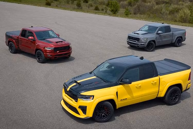 Trước Rumble Bee, RAM đã từng ra mắt những phiên bản "khủng" hơn như 392 và SRT có mức giá siêu đắt đỏ mang khối động cơ lớn hơn, cộng thêm dòng RHO thiên về off-road và "ông vua" TRX. Nếu nhìn từ các phiên bản này, Rumble Bee tiêu chuẩn gần như là sự lựa chọn hợp lý nhất.