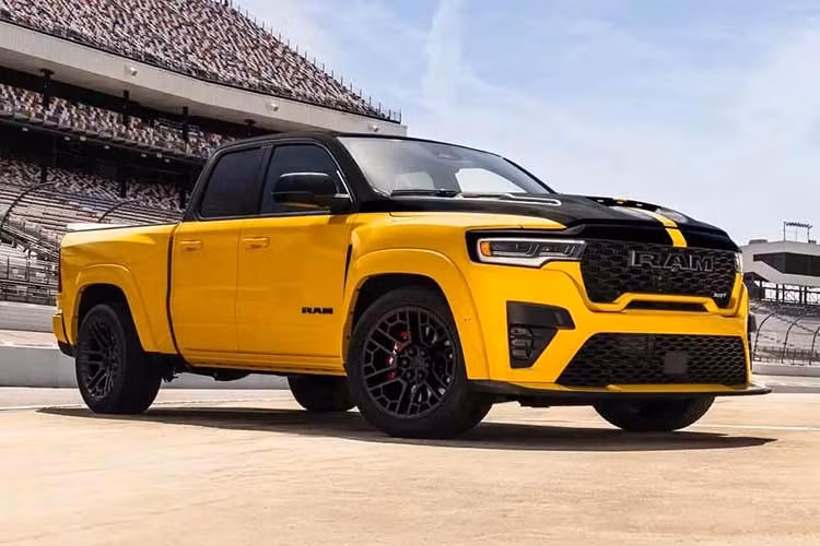 Rumble Bee mang lại rất nhiều hiệu ứng thị giác kịch tính để phân biệt với dòng Ram 1500 thông thường, đồng thời đánh dấu lần đầu tiên dòng xe này kết hợp cabin nhỏ Quad Cab với thùng ngắn. Theo cách gọi của Ram, việc “cắt giảm 330,2 mm phần khung giữa các trục bánh xe mang lại sự tự do cho các nhà thiết kế phác họa nên chiếc xe tải thuộc về đường đua”.