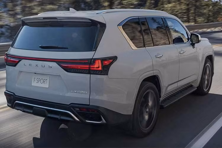 Tại Nhật Bản, Lexus LX F Sport 2027 được cung cấp cho cả LX 600 sử dụng động cơ xăng và LX 700h hybrid, bên cạnh các phiên bản LX tiêu chuẩn, Overtrail+ thiên về off-road và Executive cao cấp.