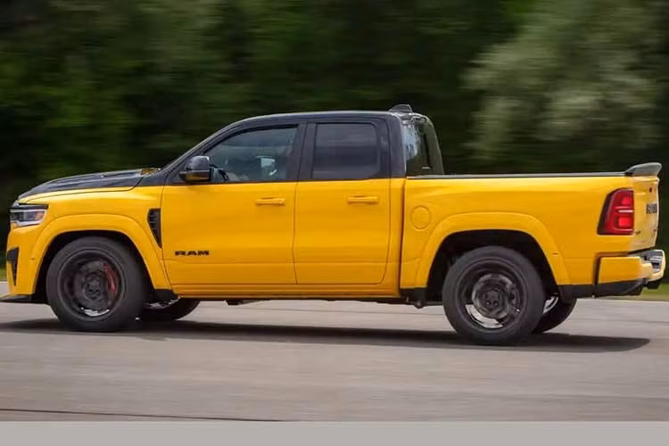 Mức giá khởi điểm của Rumble Bee dòng bán tải nhập môn từ 59.995 USD quy đổi 1,55 tỷ đồng, trong khi phiên bản SRT có công suất 777 mã lực có giá 97.790 USD quy đổi 2,5 tỷ đồng. Phía Ram đang phấn khích trước phản ứng mạnh mẽ của khách hàng.