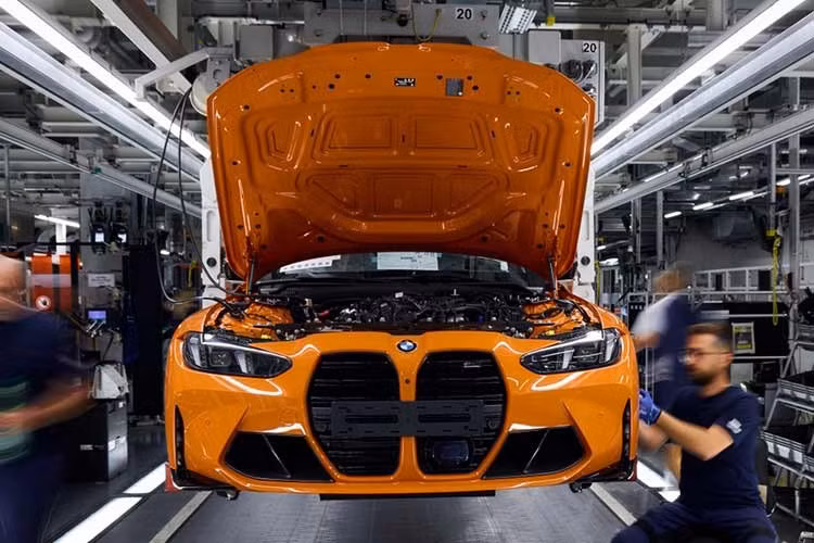 Chiếc BMW M3 màu sơn cam Fire Orange III đi kèm bộ mâm 826 M sơn màu đen, kích thước 19 inch ở cầu trước và 20 inch ở cầu sau, kết hợp cùm phanh màu vàng. Nội thất của xe được bọc da Merino màu xám Silverstone/đen.