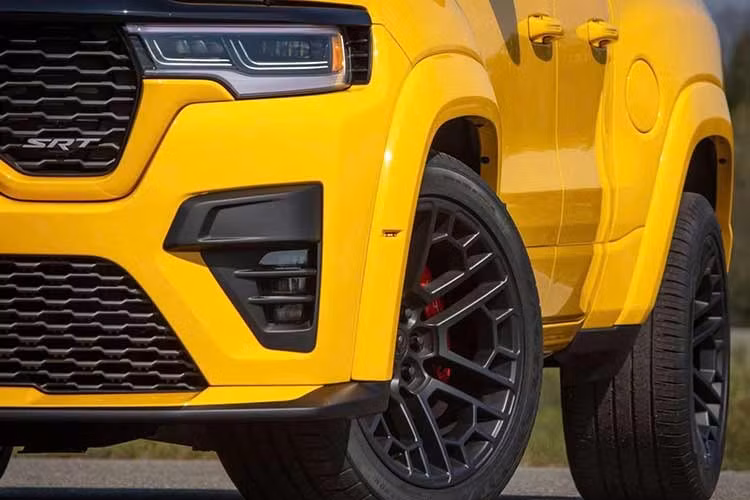 Rumble Bee phiên bản tiêu chuẩn sở hữu khối động cơ mã hiệu “Eagle” sản sinh công suất 395 mã lực và mô-men xoắn 555 Nm. Khả năng tăng tốc 0-100 km/h trong 6,1 giây và chạy tăng tốc 400 m trong 14,6 giây với tốc độ tối đa 149,67 km/h (93 mph).
