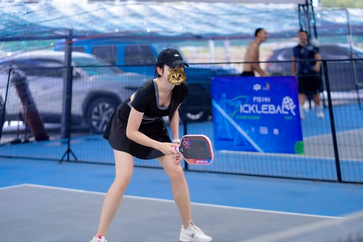Không còn là những bộ đầm lộng lẫy, Huyền My xuất hiện đầy năng động trong trang phục thể thao khỏe khoắn. Vẻ đẹp của cô được tôn lên một cách tự nhiên, tràn đầy sức sống, khác hẳn với hình ảnh thường thấy tại các sự kiện.