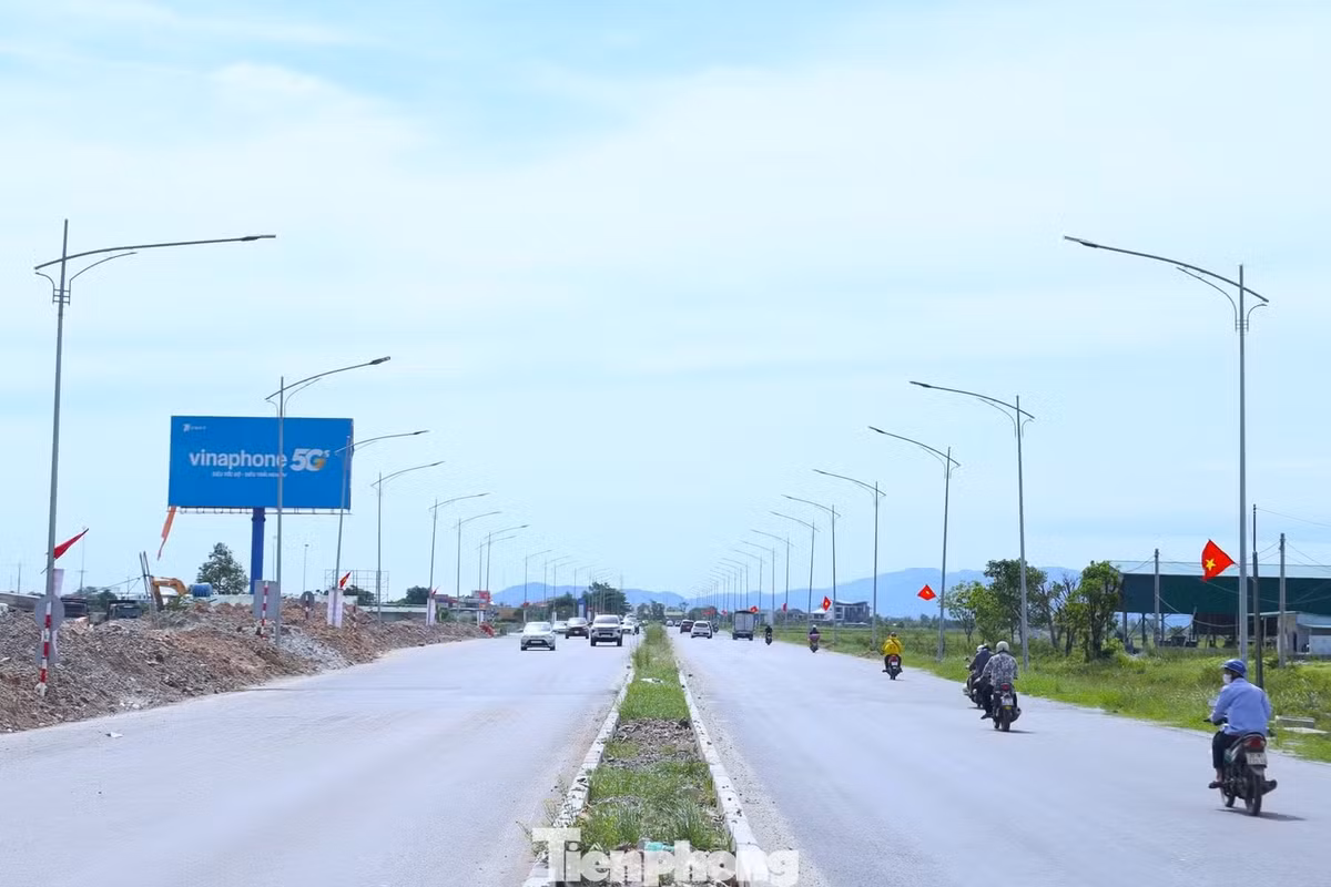 Dự án cải tạo, mở rộng Quốc lộ 46 đoạn Vinh - Nam Đàn được phê duyệt chủ trương đầu tư năm 2022, có tổng chiều dài gần 10,7 km, tổng mức đầu tư gần 500 tỷ đồng. Ban Quản lý dự án 85 (Bộ Xây dựng) làm chủ đầu tư, Công ty TNHH Hòa Hiệp là đơn vị thi công. Công trình khởi công tháng 3/2025, ban đầu dự kiến hoàn thành vào tháng 7/2026. Sau đó, thời gian thực hiện dự án được gia hạn đến tháng 10/2026.