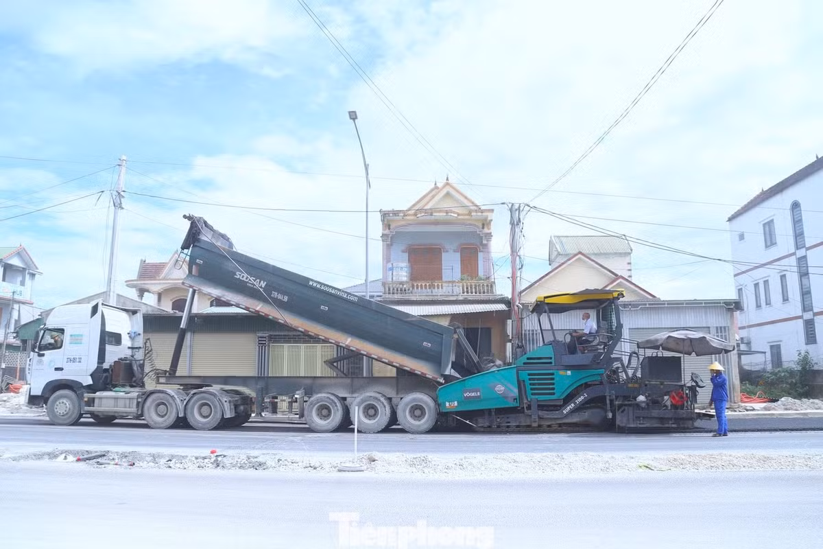 Không chỉ công nhân, đội ngũ kỹ sư, cán bộ kỹ thuật và chỉ huy công trường cũng duy trì lực lượng thường trực trong những ngày nghỉ lễ. Nhân lực được bố trí theo từng mũi thi công, bảo đảm các hạng mục được triển khai liên tục, không bị gián đoạn.