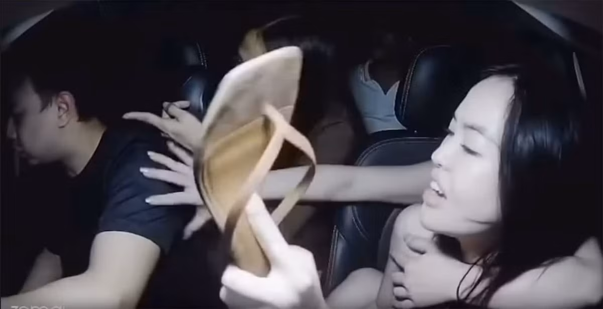 Nhóm hành khách nữ hành hung tài xế taxi. Ảnh cắt từ video.