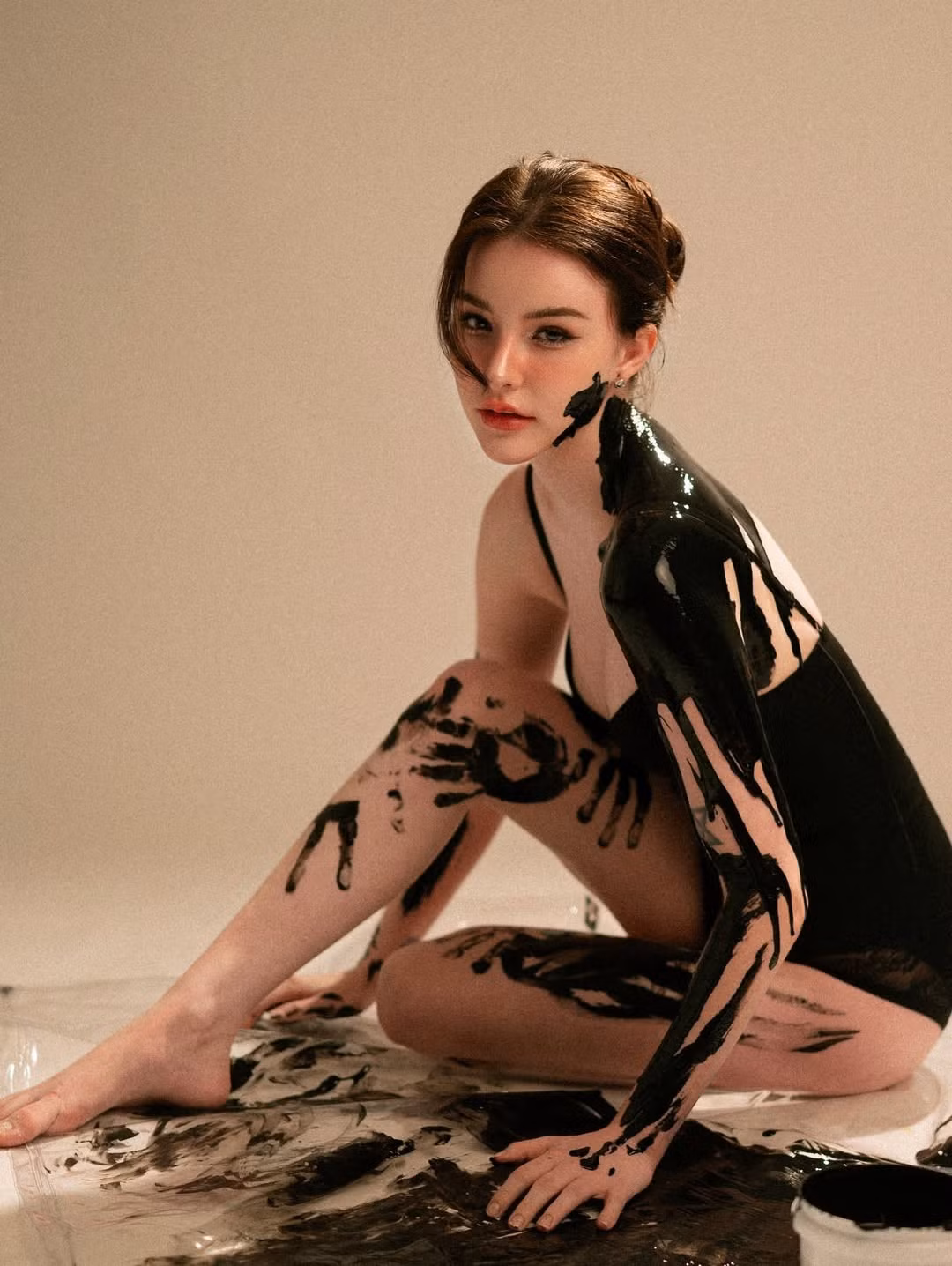 Dù chỉ là những vết sơn không có hình thù nhưng với nét biểu cảm của Jessie Vard là điểm nhấn.