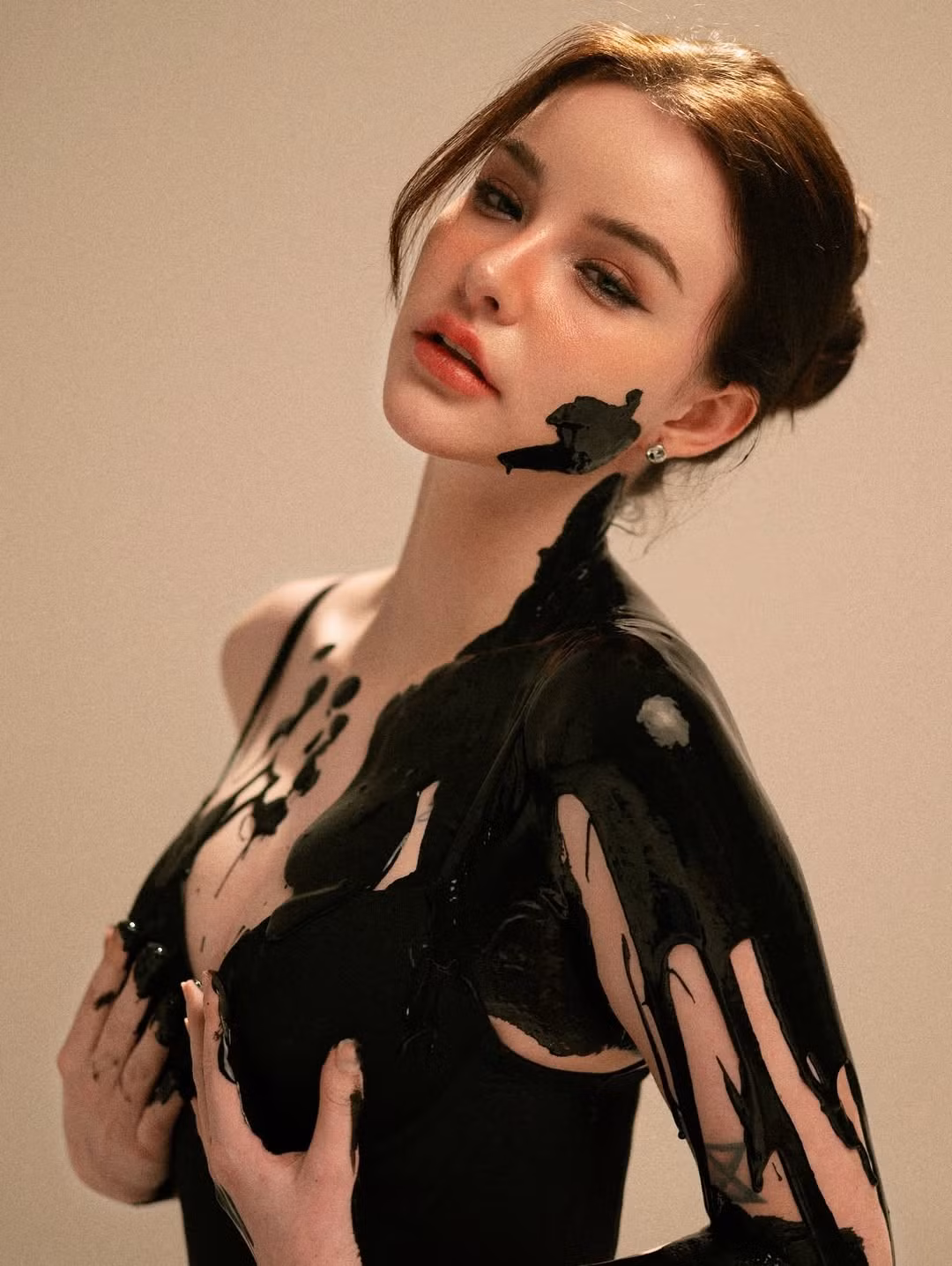 Sự táo bạo của Jessie Vard không chỉ nằm ở việc lựa chọn phong cách bodypainting mà còn ở cách cô thể hiện trước ống kính.