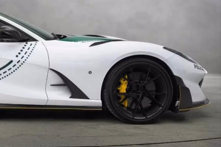 Bên cạnh các chi tiết độ từ Mansory, xe được hoàn thiện với đèn cảnh sát chuyên dụng và biển số mang dãy số "812" đặc biệt. Mặc dù sở hữu nhiều nâng cấp từ một thương hiệu vốn nổi tiếng với những bản độ táo bạo, thiết kế tổng thể của chiếc xe này vẫn giữ được sự chừng mực nhất định.