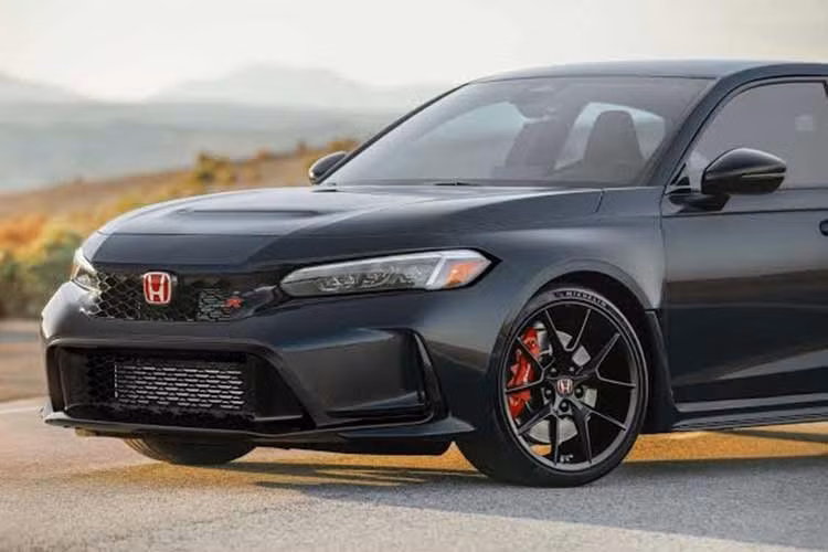Bên cạnh các màu Boost Blue Pearl, Sonic Gray Pearl và Championship White, Civic Type R 2027 được bổ sung tùy chọn màu Meteorite Grey. Honda cũng điều chỉnh hệ thống giảm chấn ở chế độ +R, hướng tới khả năng bám đường tốt hơn.