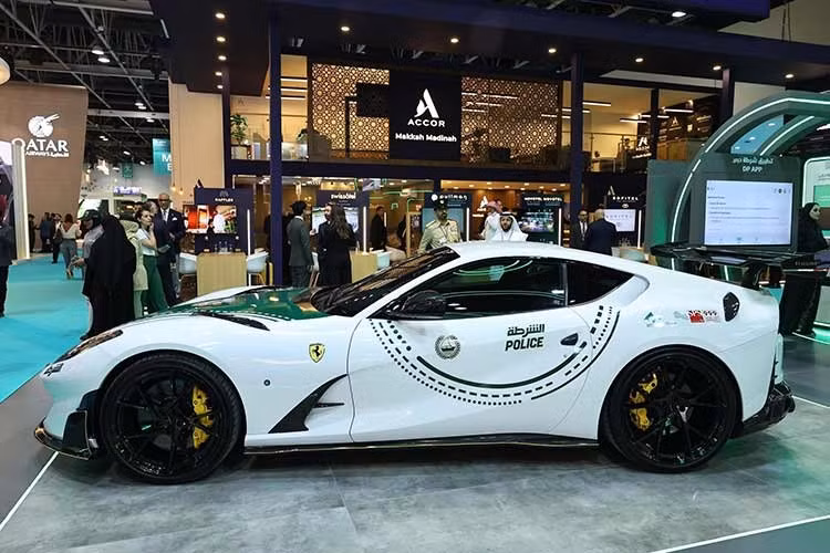 Ở phần đầu Ferrari 812 Superfast, Mansory trang bị cho mẫu siêu xe cánh lướt gió làm bằng sợi carbon kết hợp cùng các đường viền điểm xuyết sắc vàng nổi bật. Lưới tản nhiệt được tinh chỉnh lại nhẹ nhàng, đi kèm các khe gió bằng carbon tích hợp trên nắp capo.