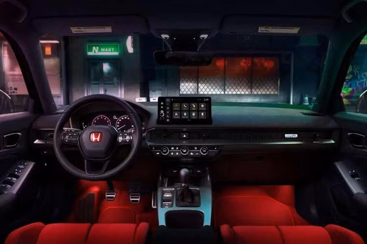 Khoang nội thất Civic Type R 2027 được bổ sung ghế thể thao có sưởi, lần đầu xuất hiện trên mẫu xe này. Ghế sử dụng bề mặt đục lỗ với họa tiết mới trên vật liệu giả da lộn. Cabin kết hợp vật liệu Ultrasuede với các chi tiết hoàn thiện màu đen và xám đậm. Cần số bằng nhôm màu xám đậm tiếp tục tạo điểm nhấn cho khu vực điều khiển.