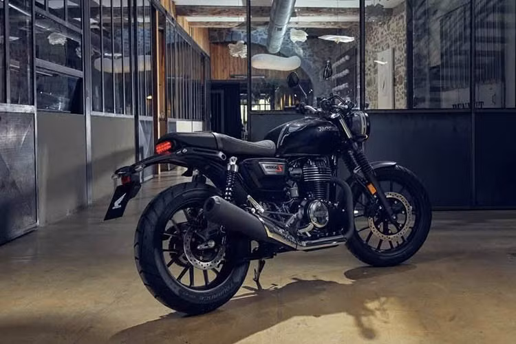Honda GB350S 2026 tại Việt Nam sở hữu thiết kế kết hợp giữa phong cách retro và những đường nét hiện đại. Xe được trang bị đèn pha tròn LED, bình xăng dung tích lớn, khung xe cân đối cùng yên dạng đệm gân nổi.