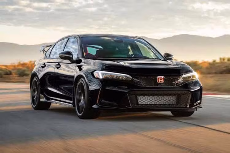 Sau hơn 4 năm kể từ khi thế hệ thứ sáu ra mắt, Honda Civic Type R bước vào phiên bản nâng cấp cho năm 2027. Những thay đổi tập trung chủ yếu vào thiết kế ngoại thất, hiệu quả khí động học, khả năng làm mát và đặc tính vận hành. Honda Civic Type R 2027 được giới thiệu đầu tiên tại Mỹ với giá bán lẻ đề xuất từ 48.695 USD.