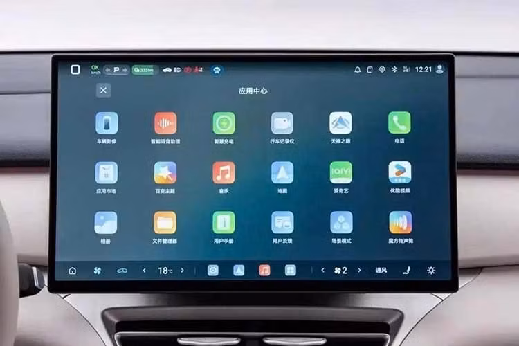 Như thông tin đã đưa trước đó, BYD Seagull thế hệ thứ hai có kích thước dài x rộng x cao lần lượt 4.205 x 1.810 x 1.570 mm, chiều dài cơ sở 2.650 mm. So với thế hệ cũ, xe dài hơn đến 425 mm trong khi chiều dài cơ sở tăng 150 mm.