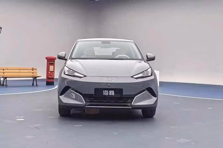 Sự xuất hiện của BYD Seagull thế hệ mới được kỳ vọng sẽ giúp mẫu xe này cải thiện doanh số. Theo China EV DataTracker, BYD Seagull đã bán được 74.087 xe trong giai đoạn từ tháng 1 đến tháng 8/2026, giảm 66,5% so với cùng kỳ năm ngoái.
