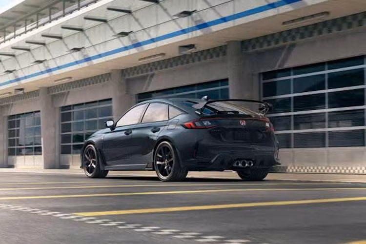Ở phía trước, Civic Type R mới được điều chỉnh thiết kế với cánh chia gió sâu hơn, qua đó tăng lực ép xuống khi xe vận hành ở tốc độ cao. Cửa hút gió phía dưới cũng được mở rộng nhằm cải thiện tốc độ dòng khí và giảm nhiễu loạn. Theo Honda, thay đổi này giúp tăng hiệu quả làm mát động cơ, đặc biệt khi xe vận hành liên tục trong điều kiện khắc nghiệt trên đường đua.