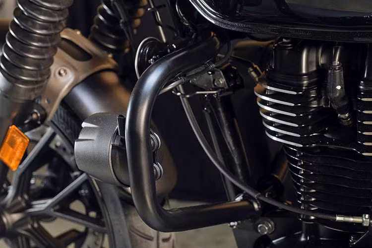 Honda cho biết động cơ mới cũng được tối ưu về hiệu quả vận hành và mức tiêu thụ nhiên liệu, đồng thời đáp ứng tiêu chuẩn khí thải Euro 4. Ngoài ra, GB350S còn được trang bị phanh đĩa trước 310 mm và phanh đĩa sau 240 mm, kết hợp hệ thống ABS 2 kênh.