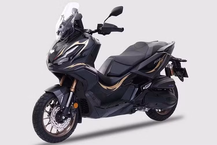 Kích thước bánh xe và lốp là 120/70-15 ở phía trước và 140/70-14 ở phía sau. Trang bị bao gồm màn hình TFT màu 7 inch, hệ thống kiểm soát mô-men xoắn có thể lựa chọn của Honda (HSTC), ABS, điều khiển bằng chìa khóa thông minh, kết nối điện thoại thông minh Honda RoadSync, hệ thống giám sát áp suất lốp và tay nắm sưởi ấm 5 cấp độ.