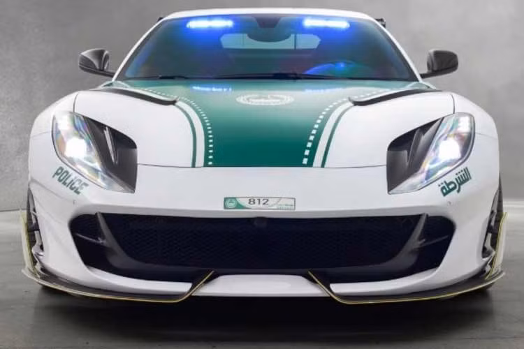 Chiếc Ferrari 812 Superfast độ Mansory này là mảnh ghép tiếp theo trong chiến dịch làm mới đội hình xe của lực lượng hành pháp địa phương. Trước đó không lâu, Cảnh sát Dubai cũng đã tiếp nhận một chiếc Lamborghini Revuelto cũng qua tay hãng độ Mansory để phục vụ công tác tuần tra trên các tuyến phố tại đây.