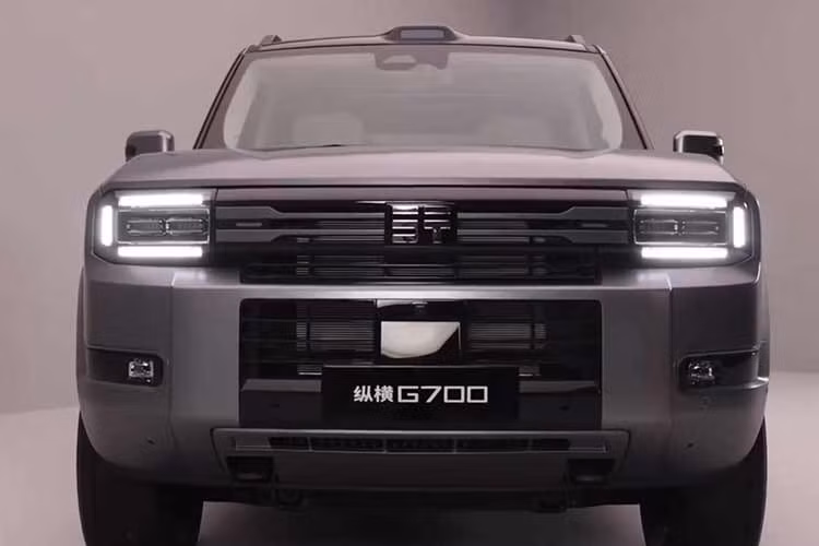 Phần cản trước mới với nhiều mặt phẳng khiến mẫu xe này trông càng giống Toyota Land Cruiser Prado hơn, dù lưới tản nhiệt khác biệt. Chery Jetour G700 2027 nâng cấp vẫn giữ nguyên kích thước 5.198mm (dài) x 2.050mm (rộng) x 1.956mm (cao), với chiều dài cơ sở 2.870mm.