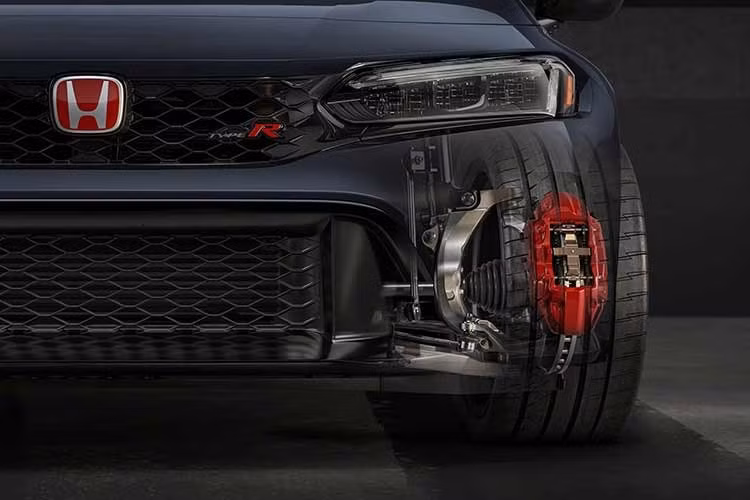 Đáng chú ý, Civic Type R lần đầu được trang bị hệ thống phanh sau va chạm trên phiên bản 2027 này. Tính năng này có nhiệm vụ hỗ trợ giảm thiểu thiệt hại trong trường hợp xe tiếp tục xảy ra nhiều va chạm sau một vụ va chạm ban đầu.