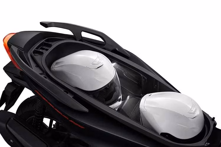 Mẫu ADV350 sử dụng phuộc trước dạng ngược và giảm xóc sau có bình chứa dầu, trong khi kính chắn gió điều chỉnh được 180mm giúp chắn gió tốt hơn. Khoảng sáng gầm xe là 155mm, chiều cao yên xe là 795mm và trọng lượng khô là 188kg với bình xăng dung tích 11,7 lít.
