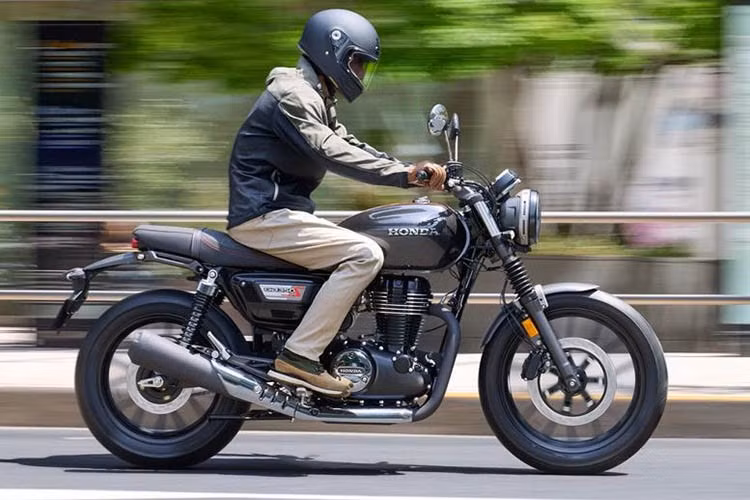 Honda GB350S sẽ chính thức được mở bán tại hệ thống Cửa hàng CB ủy nhiệm từ ngày 15/10/2026. Xe có giá bán lẻ đề xuất 134,99 triệu đồng, đã bao gồm 10% thuế VAT, áp dụng cho cả hai màu Bạc Đen và Xám Đen.