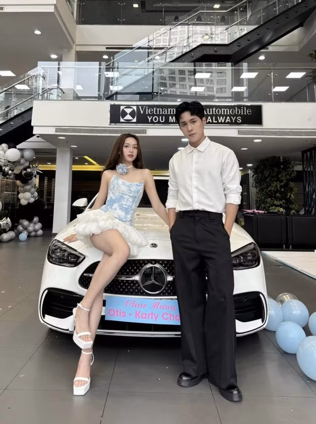 Với những dấu hiệu này, netizen đã để lại rất nhiều bình luận hỏi thăm tình hình của cặp đôi.