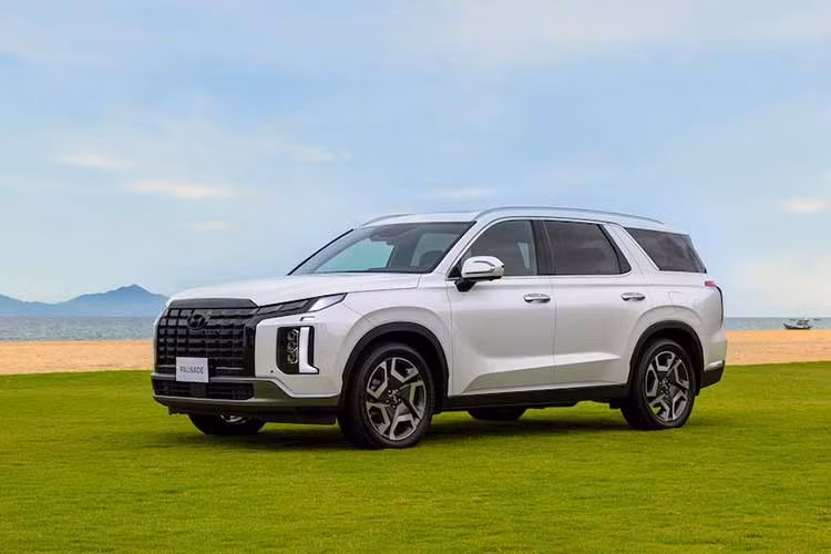 Mới đây, Hyundai Thành Công (HTC) đã bất ngờ giảm giá niêm yết của dòng xe Palisade tại Việt Nam. Theo đó, toàn bộ 4 phiên bản của dòng SUV cỡ lớn này đều được điều chỉnh giá bán với mức từ 160-170 triệu đồng.