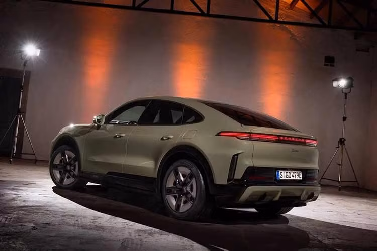 Sau khi khoảng 40% khách hàng tại Mỹ lựa chọn phiên bản Coupe khi mua Cayenne trong năm 2025, hãng xe Porsche đã chính thức tung ra phiên bản thuần điện Porsche Cayenne Coupe EV hoàn toàn mới cho năm 2026.